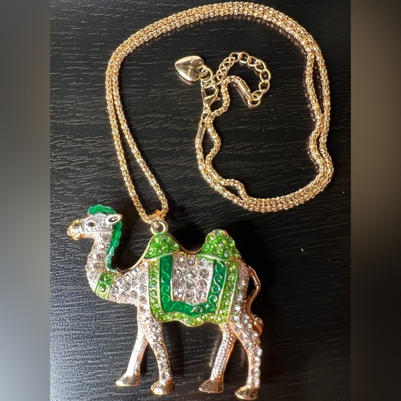 🐪 NWT! Green Rhinestone Camel Necklace - Picture 2 of 8
